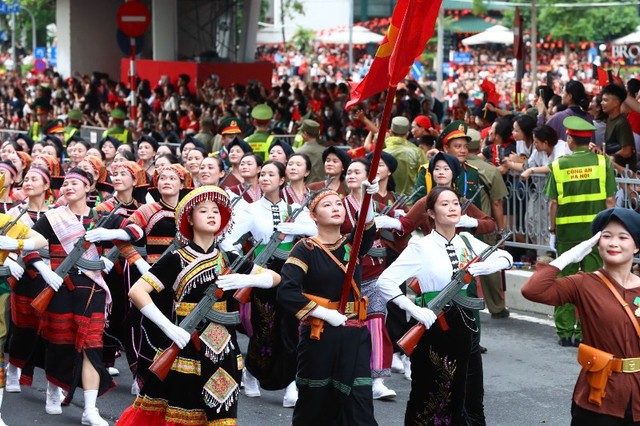 Người dân chào đón khối nữ dân quân các dân tộc Việt Nam trên phố Liễu Giai. Ảnh: Lê Tiên