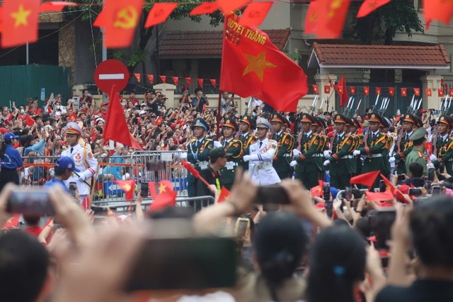 Hình ảnh đi giữa lòng dân được nhiều người nhắc đến bởi sự uy nghiêm của các đội hình tham gia, nhưng cũng hết sức gần gũi với những cái vẫy tay hay ánh mắt cười vui theo từng bước chân trên phố. Ảnh: Dũng Minh