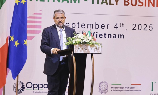 Ông Valentino Valentini - Thứ trưởng Bộ Doanh nghiệp và Sản phẩm sản xuất Italia phát biểu tại sự kiện. Ảnh: Mạnh Tuấn. Ông Valentino Valentini - Thứ trưởng Bộ Doanh nghiệp và Sản phẩm sản xuất Italia phát biểu tại sự kiện. Ảnh: Mạnh Tuấn.