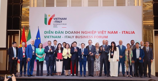 Các đại biểu tham dự Diễn đàn chụp ảnh lưu niệm. Ảnh: Mạnh Tuấn. Các đại biểu tham dự Diễn đàn chụp ảnh lưu niệm. Ảnh: Mạnh Tuấn.