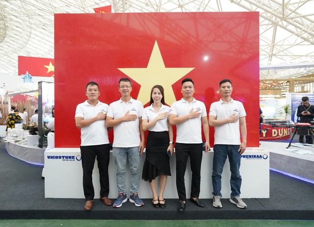 Cán bộ công nhân viên Tập đoàn Phenikaa lưu giữ những khoảnh khắc đẹp và tràn đầy ý nghĩa, chứa đựng thông điệp về niềm tự hào dân tộc bên Lá cờ Tổ quốc từ đá VICOSTONE® Cán bộ công nhân viên Tập đoàn Phenikaa lưu giữ những khoảnh khắc đẹp và tràn đầy ý nghĩa, chứa đựng thông điệp về niềm tự hào dân tộc bên Lá cờ Tổ quốc từ đá VICOSTONE®