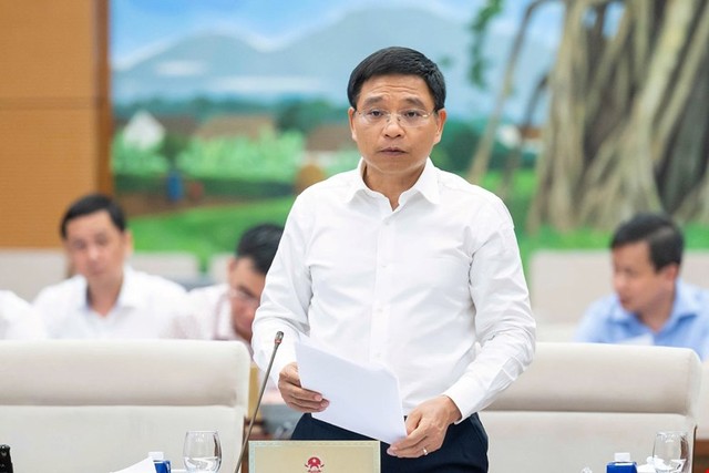 Bộ trưởng Bộ Tài chính Nguyễn Văn Thắng báo cáo tại phiên họp.