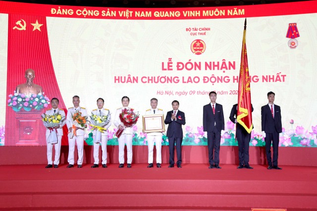 Thừa uỷ quyền của Chủ tịch nước, tại lễ kỷ niệm 80 năm ngành truyền thống ngành Thuế, Bộ trưởng Bộ Tài chính Nguyễn Văn Thắng đã trao Huân chương Lao động Hạng nhất cho Cục Thuế. Ảnh: Đức Minh.
