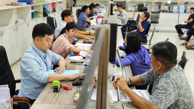 TP.HCM kiến nghị sớm tăng lương từ ngày 1/10/2025 để động viên tinh thần công chức, viên chức ở lại công tác.