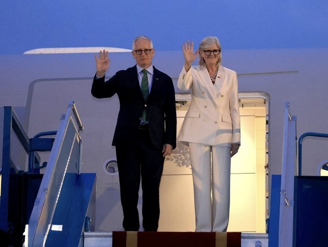 Toàn quyền Australia và Phu quân đến Hà Nội vào tối 9/9. Ảnh: Tuấn Anh.