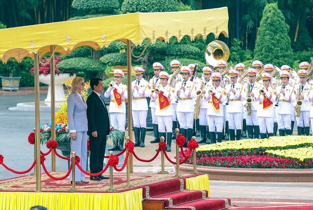 Chủ tịch nước Lương Cường và Toàn quyền Australia Sam Mostyn trên bục danh dự, nghe Quân nhạc cử Quốc thiều hai nước. Ảnh: Đức Thanh.