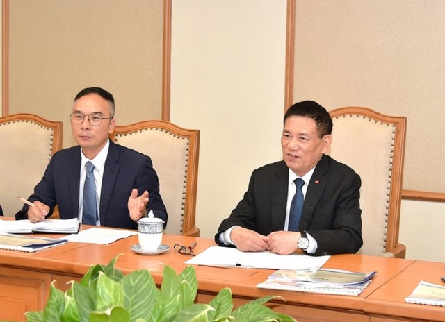 Phó thủ tướng Hồ Đức Phớc đã đặt nhiều câu hỏi về kết quả sản xuất thực tế của Hyundai Rotem trong lĩnh vực tàu cao tốc; tốc độ thiết kế tàu; chi phí vận hành; sản xuất linh kiện, phụ tùng để bảo đảm vận hành; hệ thống tín hiệu điều khiển… Ảnh: VGP