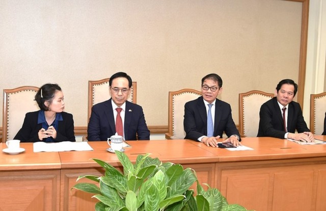 Chủ tịch THACO Trần Bá Dương (thứ 2 từ phải sang) và ông Lee Yong-bae, Tổng giám đốc Hyundai Rotem (thứ ba từ phải sang) tại buổi gặp. Ảnh: VGP/Trần Mạnh