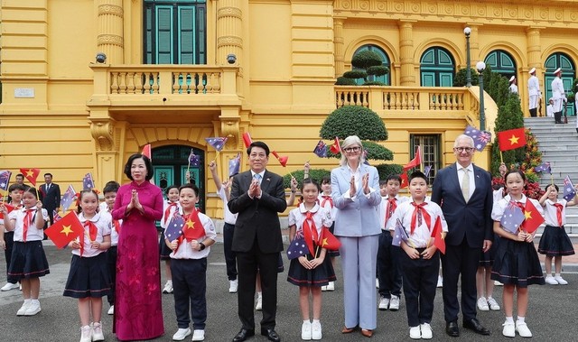Chủ tịch nước Lương Cường và Phu nhân Nguyễn Thị Minh Nguyệt cùng Toàn quyền Australia Sam Mostyn và Phu quân Simeon Beckett với thiếu nhi Thủ đô Hà Nội. Ảnh: Đức Thanh.