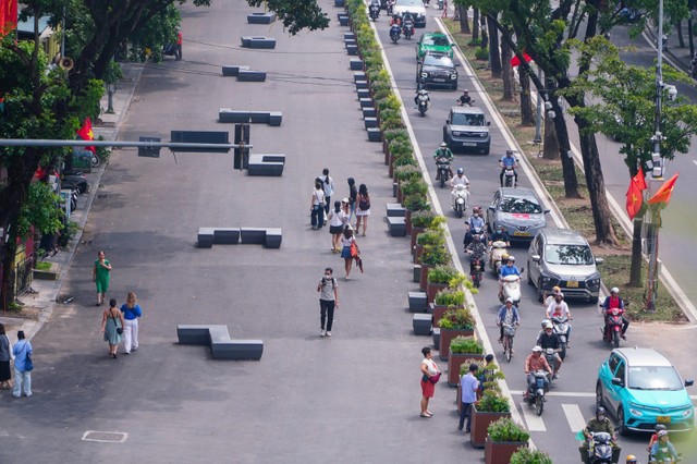 Các “hàng rào di động” bằng chậu cây được sắp xếp gọn gàng, tạo cảnh quan xanh mát và linh hoạt khi cần thay đổi tổ chức giao thông.