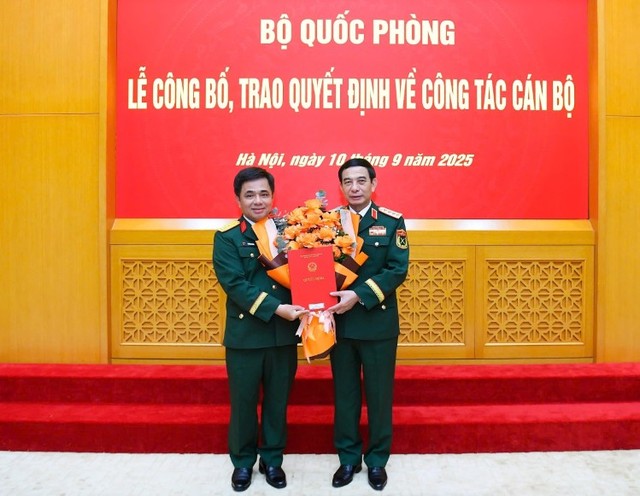 Đại tướng Phan Văn Giang, Ủy viên Bộ Chính trị, Phó bí thư Quân ủy Trung ương, Bộ trưởng Bộ Quốc phòng trao Quyết định số 388/QĐĐ-BQP cho Đại tá Nguyễn Vũ Hà, Tổng giám đốc Tổng công ty Công nghiệp Công nghệ cao Viettel giữ chức Phó tổng giám đốc Tập đoàn Viettel. Đại tướng Phan Văn Giang, Ủy viên Bộ Chính trị, Phó bí thư Quân ủy Trung ương, Bộ trưởng Bộ Quốc phòng trao Quyết định số 388/QĐĐ-BQP cho Đại tá Nguyễn Vũ Hà, Tổng giám đốc Tổng công ty Công nghiệp Công nghệ cao Viettel giữ chức Phó tổng giám đốc Tập đoàn Viettel.