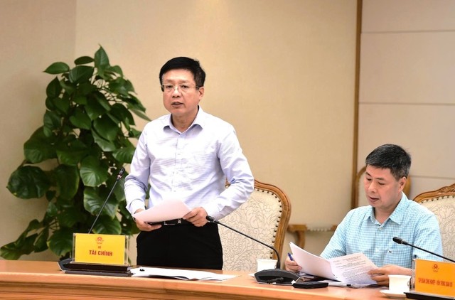 Thứ trưởng Bộ Tài chính Hồ Sỹ Hùng báo cáo tại cuộc họp. Ảnh: VGP.