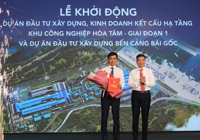 Ông Tạ Anh Tuấn, Chủ tịch UBND tỉnh Đắk Lắk trao chủ trương đầu tư Dự án Cảng Bãi Gốc.