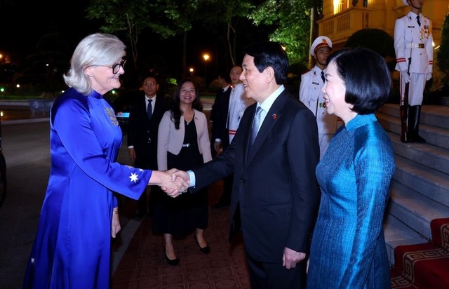 Chủ tịch nước Lương Cường và Phu nhân đón Toàn quyền Australia Sam Mostyn.