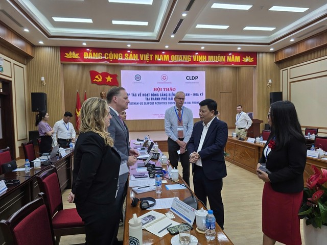 Ông Lê Trung Kiên, Trưởng ban Quản lý Khu kinh tế Hải Phòng trao đổi cùng các đại biểu Hoa Kỳ bên lề Hội thảo. Ảnh: Thanh Sơn