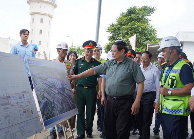 Thủ tướng Chính phủ kiểm tra tiến độ dự án nâng cấp mở rộng Cảng hàng không Đồng Hới và các dự án trọng điểm khác của tỉnh Quảng Trị vào ngày 27/7.