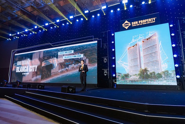 Đại diện Sun Property thuyết trình về dòng sản phẩm mới tại hai tháp Blanca 6&7 Đại diện Sun Property thuyết trình về dòng sản phẩm mới tại hai tháp Blanca 6&7
