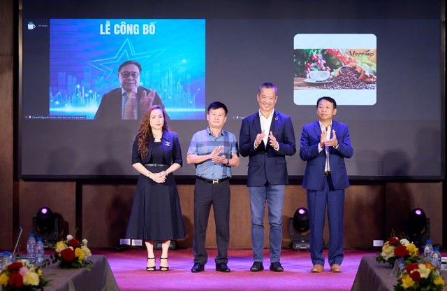 Ông Mai Hữu Tín (thứ 2, bên phải) và các gương mặt chủ chốt của Ủy ban 2 Phát triển hạ tầng và các ngành có lợi thế cạnh tranh quốc gia