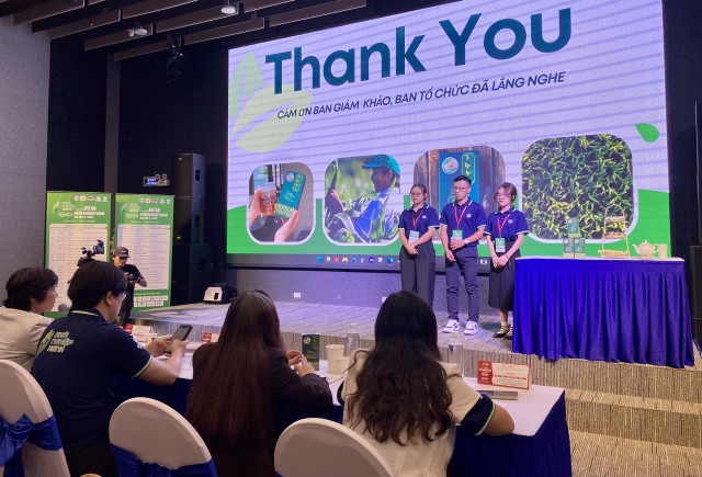 Các nhóm dự thi giới thiệu dự án đến ban giám khảo cuộc thi. Các nhóm dự thi giới thiệu dự án đến ban giám khảo cuộc thi.