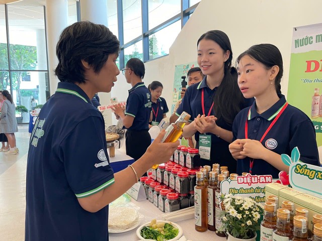 Đa dạng mặt hàng tại các gian hàng giới thiệu dự án khởi nghiệp xanh. Đa dạng mặt hàng tại các gian hàng giới thiệu dự án khởi nghiệp xanh.
