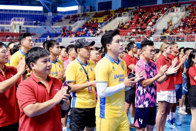 Lễ khai mạc diễn ra trong không khí cổ vũ cuồng nhiệt và lòng quyết tâm chiến thắng của gần 600 vận động viên