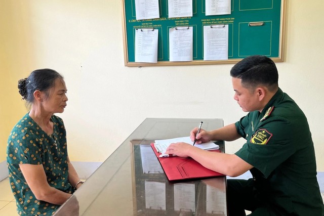 Đối tượng Trần Thị Gái làm việc với cơ quan chức năng. Ảnh: Bộ đội Biên phòng tỉnh Lào Cai
