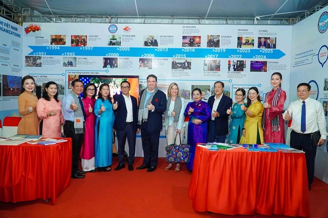 Lãnh đạo Liên hiệp Các tổ chức hữu nghị Việt Nam, TP. Cần Thơ chụp ảnh lưu niệm với Đại sứ Hoa Kỳ tại Việt Nam Marc E. Knapper và Tổng Lãnh sự Hoa Kỳ tại TP. HCM Melissa A. Brown.