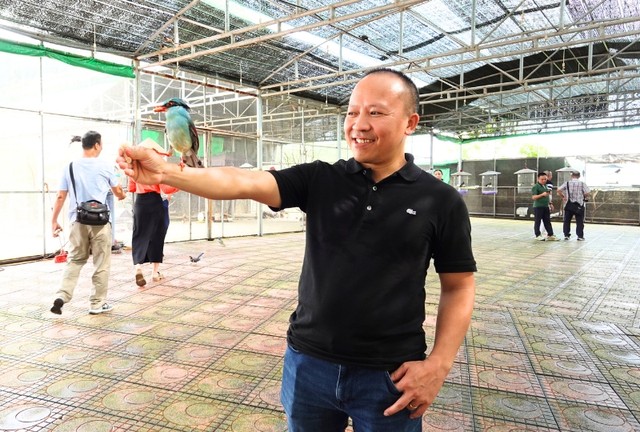 Các đại biểu khảo sát tại Trung tâm Thương mại và Du lịch Dũng Tân.