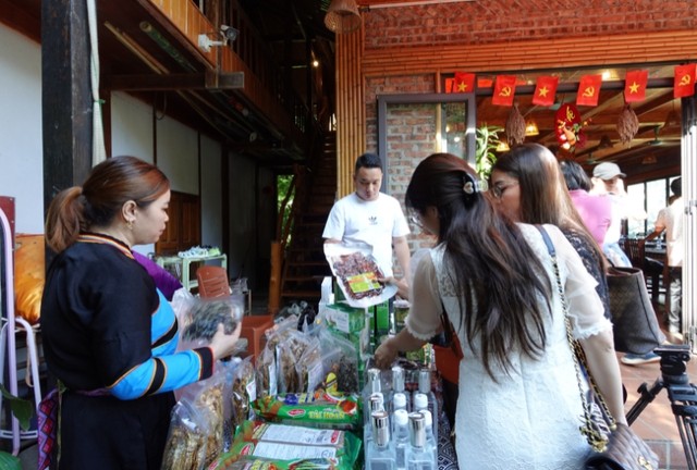 Các đại biểu mua đặc sản địa phương làm quà.