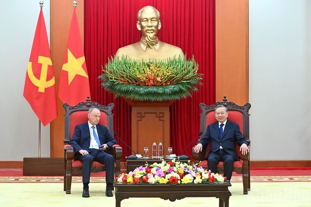 Tổng Bí thư cũng đề nghị ông Patrusev chuyển lời chào và thăm hỏi tới Tổng thống Putin.