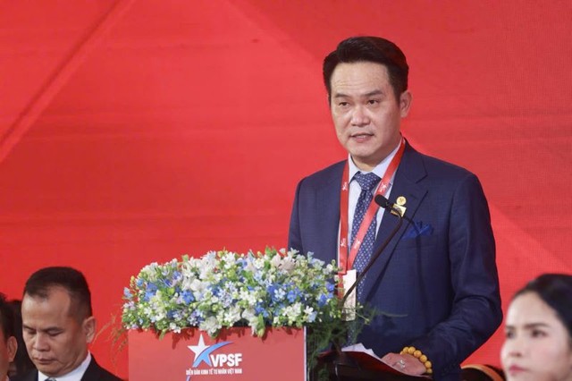 Hội Doanh nhân trẻ Việt Nam cam kết triển khai ngay Chương trình “Mỗi doanh nhân trẻ dìu dắt hai doanh nhân mới”. Ảnh: Chí Cường