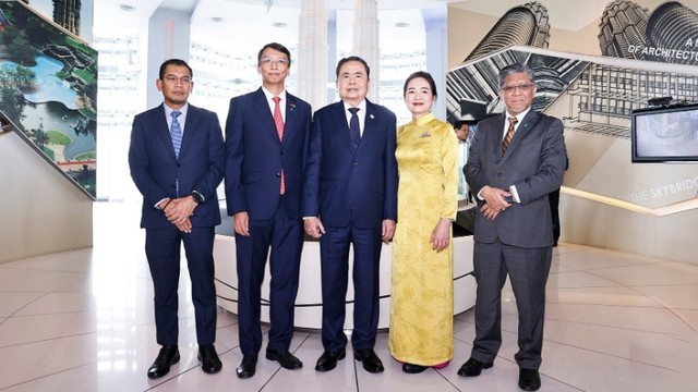 Chủ tịch Quốc hội Trần Thanh Mẫn và Phu nhân thăm trụ sở và làm việc với Tập đoàn Petronas. Ảnh: Doãn Tấn.