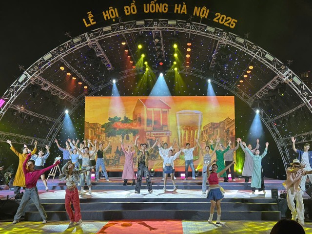 Trình diễn nghệ thuật tại Lễ khai mạc Lễ hội Đồ uống Hà Nội 2025.