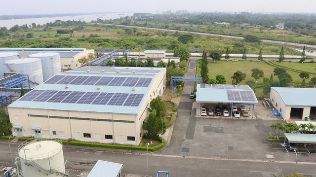 Hệ thống điện mặt trời mái nhà được lắp đặt tại các doanh nghiệp.