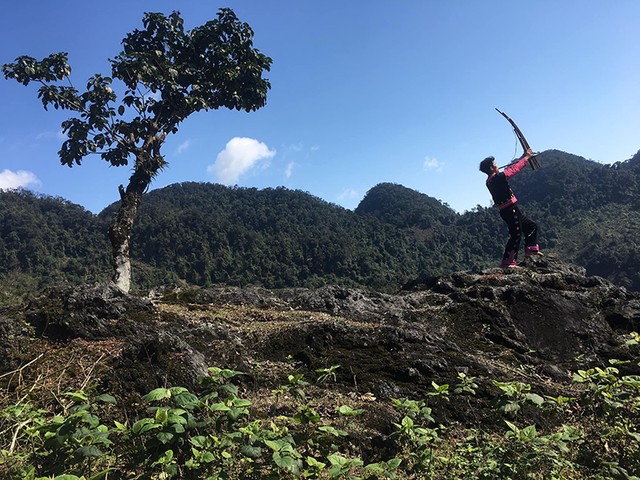 Giàng A La sử dụng thành thạo nhiều nhạc cụ dân tộc.