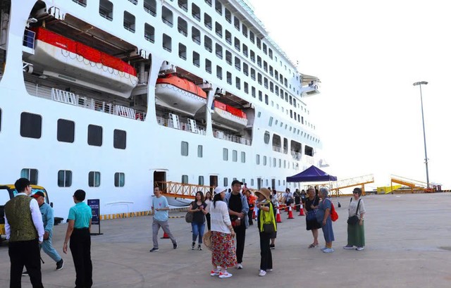 Tàu biển Star Voyager đưa hơn 1.300 du khách đến từ Hồng Kông cập Cảng tàu khách quốc tế Hạ Long. Ảnh: Hoàng Quỳnh