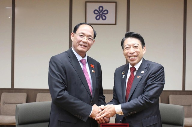 Phó Chủ tịch Quốc hội Trần Quang Phương (trái) và Thống đốc Fukuoka Hattori Seitaro.