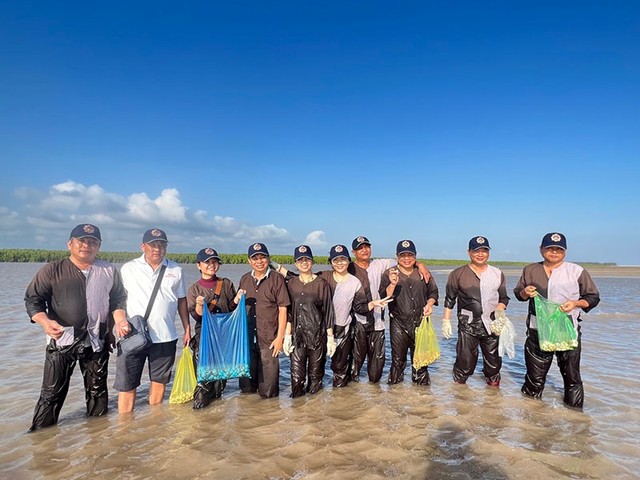 Du khách trải nghiệm bắt nghêu tại bãi bồi Mũi Cà Mau