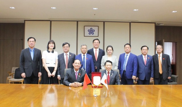 Đoàn Việt Nam chụp ảnh lưu niệm với đại diện lãnh đạo tỉnh Fukuoka