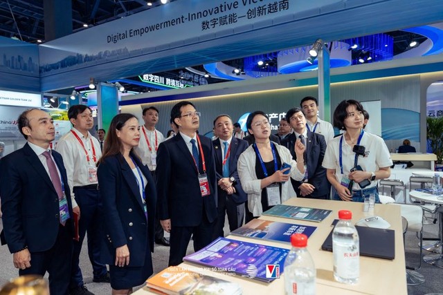 Ông Liêu Khôn Minh, Thị trưởng TP.Hồ Châu (Chiết Giang, Trung Quốc) cùng phái đoàn đại biểu thành phố Hồ Châu thăm Khu gian hàng Quốc gia Việt Nam tại Hội chợ GDTE 2025