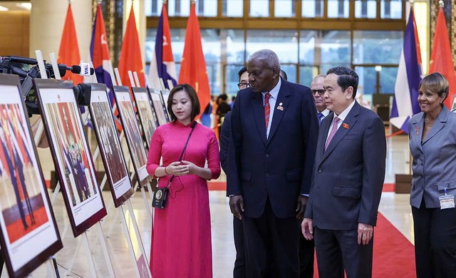 Chủ tịch Quốc hội Trần Thanh Mẫn và Chủ tịch Quốc hội Chính quyền nhân dân, Chủ tịch Hội đồng Nhà nước Cuba Esteban Lazo Hernández cùng các đại biểu xem trưng bày ảnh giới thiệu quan hệ hai nước.