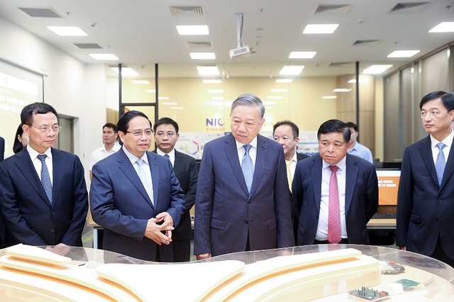 Tổng Bí thư Tô Lâm, Thủ tướng Phạm Minh Chính, Chủ nhiệm Ủy ban Kiểm tra Trung ương Nguyễn Duy Ngọc, Phó thủ tướng Chính phủ Nguyễn Chí Dũng và các đại biểu tham quan Triển lãm Đổi mới sáng tạo. Ảnh: Đức Thanh