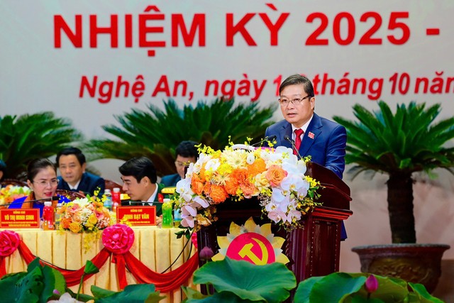 Phó Bí thư Tỉnh ủy, Chủ tịch UBND tỉnh Lê Hồng Vinh trình bày báo cáo tại Đại hội