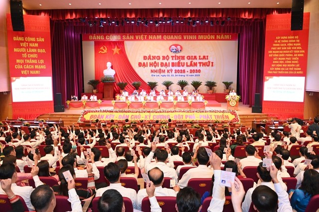 Các đại biểu tham gia biểu quyết nội dung chương trình đại hội tại phiên trù bị.