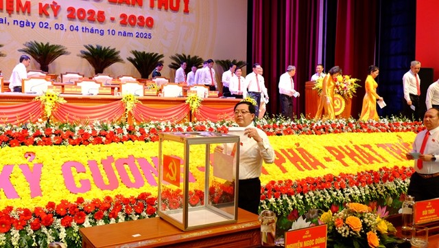 Bí thư Tỉnh ủy Gia Lai Hồ Quốc Dũng dẫn đầu đoàn đại biểu tham dự đại hội quyên góp ủng hộ đồng bào bị thiệt hại nặng nề do bão Bualoi gây ra.