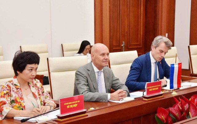 Ngài Kees van Baar, Đại sứ Đặc mệnh toàn quyền Vương quốc Hà Lan tại Việt Nam trao đổi tại cuộc làm việc.