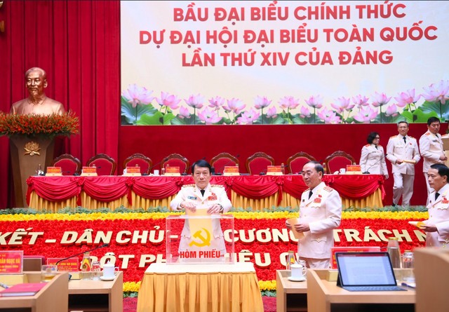Bộ trưởng Lương Tam Quang cùng các đại biểu bầu đại biểu dự Đại hội đại biểu toàn quốc lần thứ XIV của Đảng. Ảnh: BCA