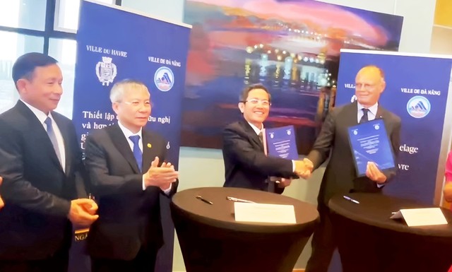 Phó Chủ tịch UBND TP.Đà Nẵng Trần Nam Hưng và ông Édouard Philippe - Thị trưởng thành phố Le Havre đã ký kết Bản ghi nhớ thiết lập quan hệ hợp tác, hữu nghị giữa hai thành phố. Phó Chủ tịch UBND TP.Đà Nẵng Trần Nam Hưng và ông Édouard Philippe - Thị trưởng thành phố Le Havre đã ký kết Bản ghi nhớ thiết lập quan hệ hợp tác, hữu nghị giữa hai thành phố.
