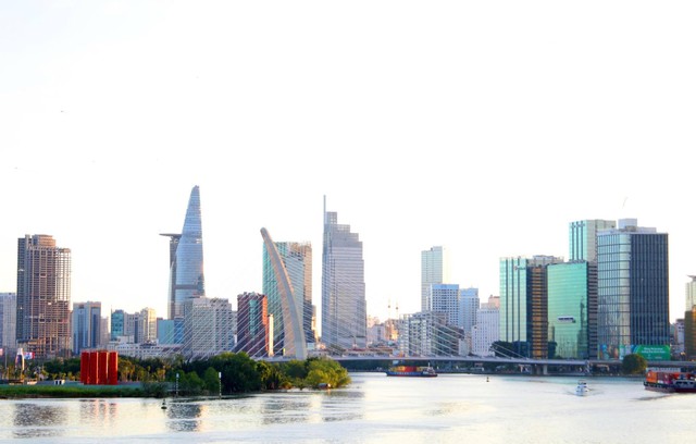 TP.HCM cần có chính sách ưu đãi mạnh để thu hút các “đại bàng làm tổ”, từ đó tạo động lực dẫn dắt và lan tỏa cho toàn bộ siêu đô thị. Ảnh: Lê Toàn. TP.HCM cần có chính sách ưu đãi mạnh để thu hút các “đại bàng làm tổ”, từ đó tạo động lực dẫn dắt và lan tỏa cho toàn bộ siêu đô thị. Ảnh: Lê Toàn.