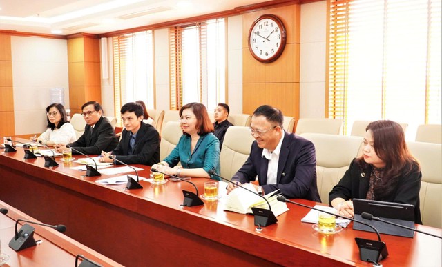 Chủ tịch UBCKNN Vũ Thị Chân Phương tại buổi làm việc